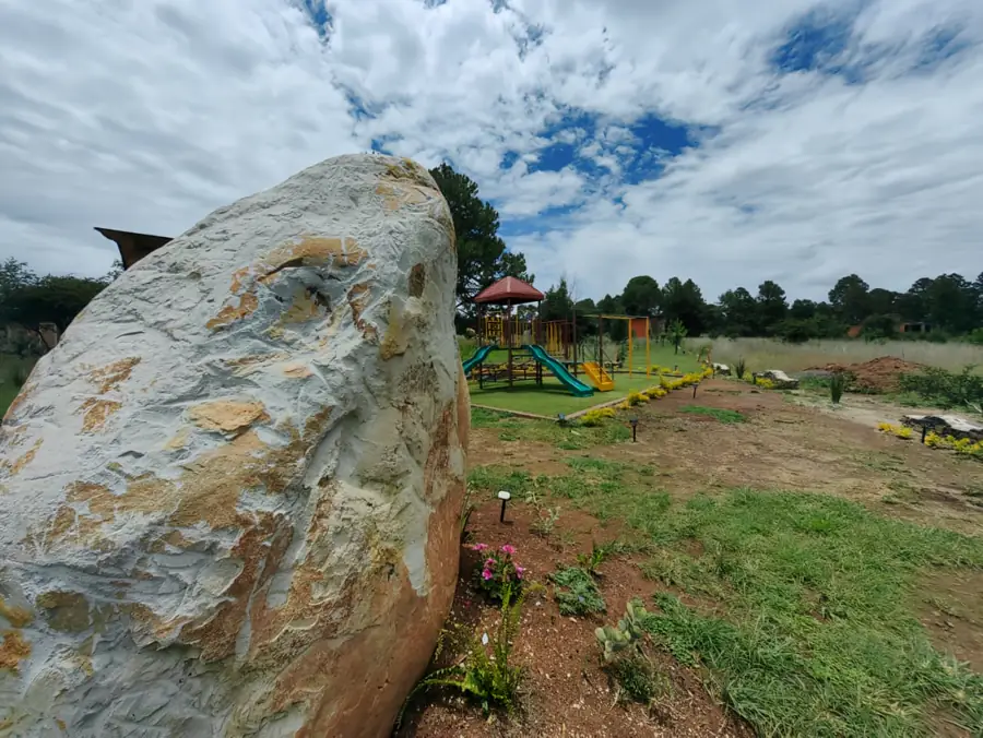 Piedra grande en el terreno de Mezcapa
